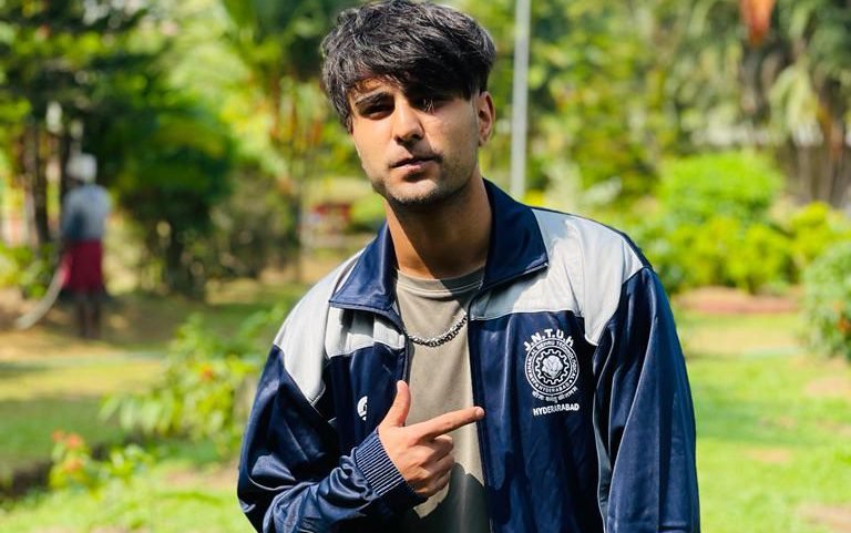 In Pic: Mehman Mushtaq