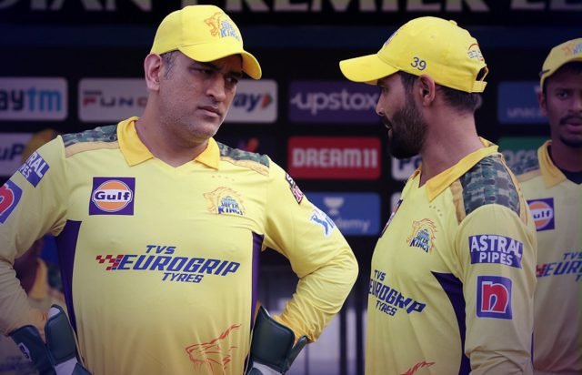 Jadeja hands over Chennai Super Kings captaincy back to MS Dhoni. Pic/IPL