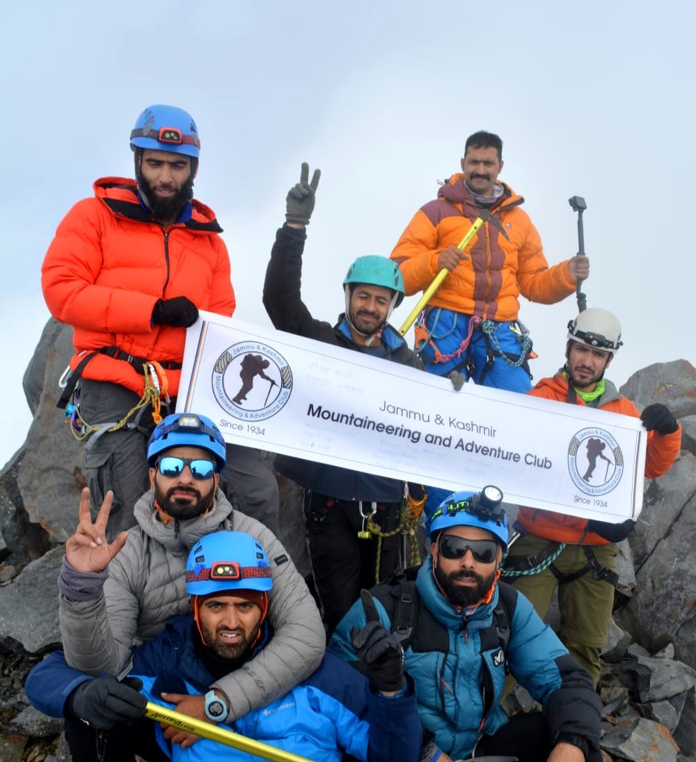 JKMAC team scale Tatakooti peak